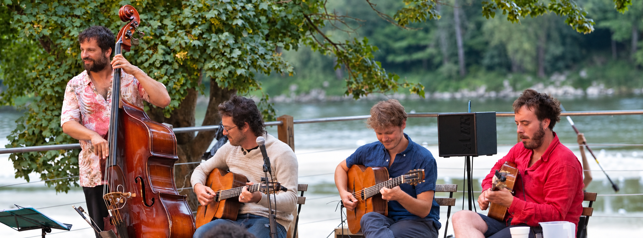 Les quatre musiciens des Frères jouent à la guinguette de Tours, au bord de l’eau