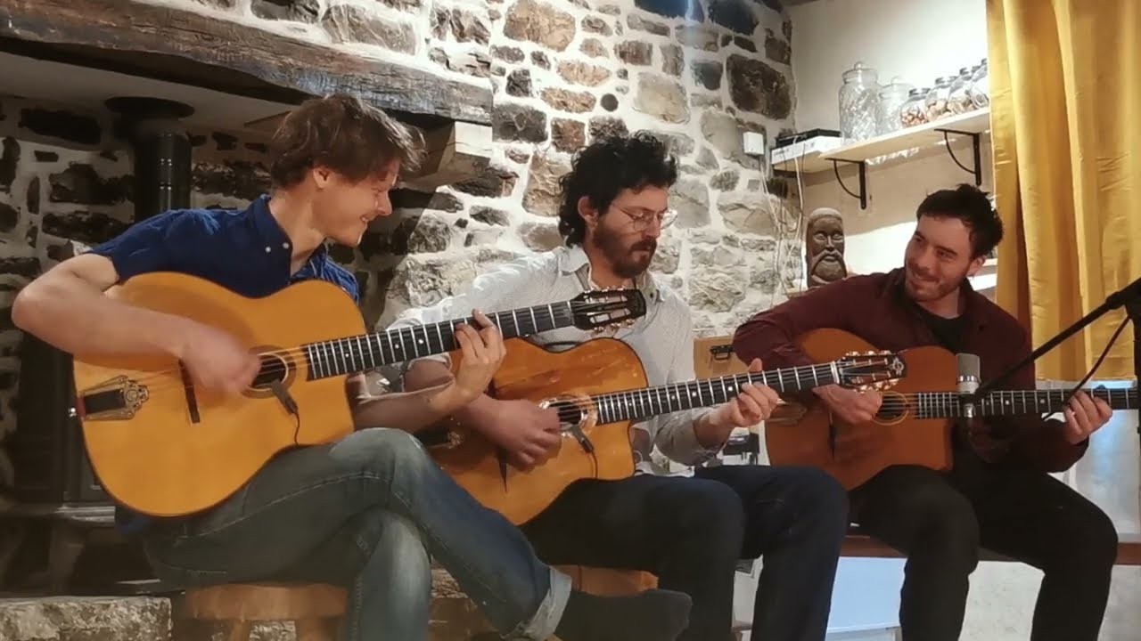 Les guitaristes des Frères jouent dans une pièce aux murs en pierre